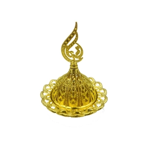 Détail du couvercle d'encensoir doré du Moyen-Orient avec gravures ajourées complexes