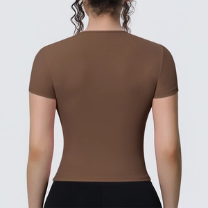 Vue arrière détaillée d'un t-shirt de yoga marron cintré avec design dos ouvert