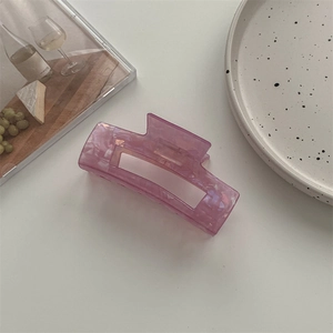 Detailansicht der großen violetten Haarklammer mit Marmormuster aus Essigsäure