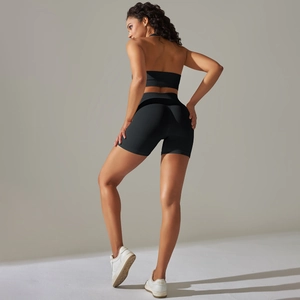 Dettaglio del completo sportivo nero in maglia a coste senza cuciture vista posteriore