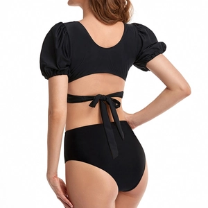 Bikini due pezzi nero con maniche a sbuffo, lacci sul retro e slip a vita alta elasticizzati