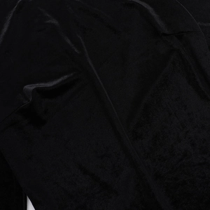 Nahaufnahme von schwarzem Samt-Kleid mit feiner Stoffstruktur und eleganten Falten