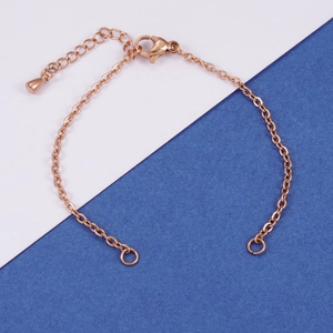 Nahaufnahme der roségoldenen Edelstahl-Verlängerungskette mit Karabiner für DIY-Schmuck