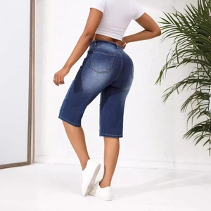 Jean slim taille haute bleu foncé montrant l'effet galbant de dos pour femme