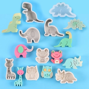Vue à plat de moules en silicone pour animaux avec dinosaure et girafe sur fond bleu