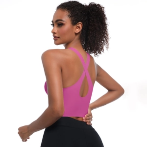 Détail de la brassière rose montrant le dos croisé en X et le tissu élastique de sport