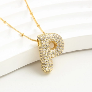 Collana con ciondolo lettera P dorata con intarsio di zirconi scintillanti a palloncino