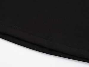Gros plan détaillé sur la double couture de l'ourlet d'un t-shirt thermique noir en jersey