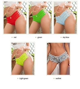 Dettaglio degli shorts in denim a vita bassa con lacci nei colori rosso, verde e blu