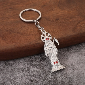 Santa Muerte Schlüsselanhänger aus Silber mit Sense und roten Strasssteinen am Totenkopf