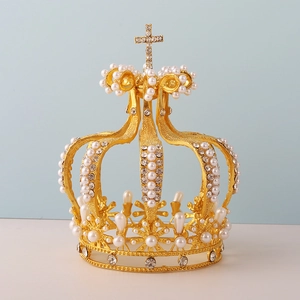 Détails d'une couronne de mariée dorée ornée de perles blanches et cristaux brillants
