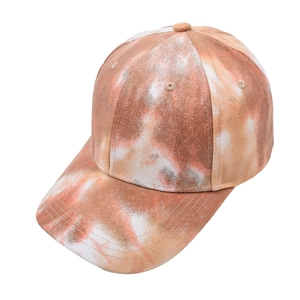 Détail d'une casquette tie-dye orange et marron en sergé de coton de haute qualité