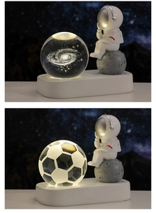 Dettaglio della sfera di cristallo 3D con astronauta e base LED in resina