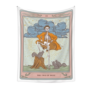 Vue détaillée d'une tapisserie tarot rétro avec motif crâne et écureuil sur tissu léger