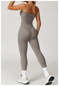 Détail du haut de yoga à dos croisé et leggings en tissu mat taupe de haute qualité