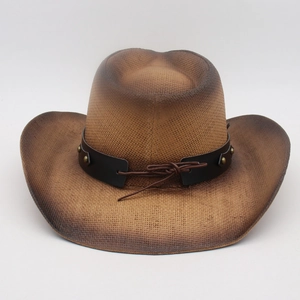 Détail du chapeau de cowboy en paille tressée avec dégradé et bande en cuir clouté