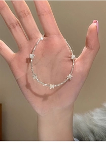 Primo piano del bracciale a farfalla in argento s925 con zirconi scintillanti su catena