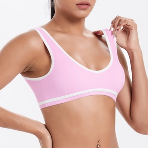 Vue détaillée du soutien-gorge de sport rose avec bordure blanche et texture du tissu