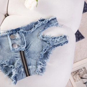 Nahaufnahme der blauen Denim Hotpants mit Cut-out Details und ausgefranstem Saum