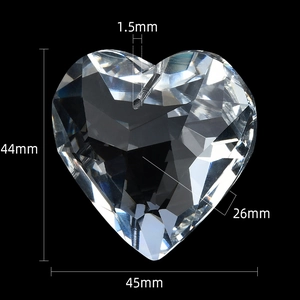 Vue détaillée du pendentif coeur en cristal 45mm avec dimensions et facettes polies