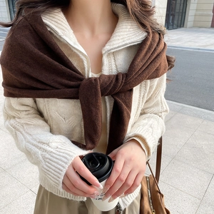 Detail der Strickstruktur eines Vintage-Dreieckstuchs mit einer Zopfstrick-Strickjacke