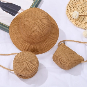 Cappello da sole in paglia kaki con mini borse a tracolla intrecciate abbinate su panno