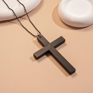Collier gothique avec pendentif croix en bois noir et grain naturel sur une chaîne à billes