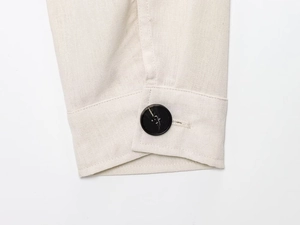 Détail du poignet en mélange de lin avec bouton noir à texture marbrée élégant