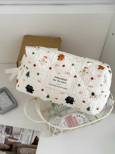 Dettaglio della trousse trapuntata bianca con stampe natalizie e pupazzi di neve