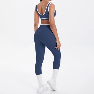 Detailansicht des navy Yoga-Sets mit weißen Kontrastkanten und High-Waist-Passform