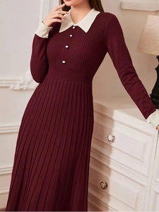 Robe élégante en maille bordeaux avec col blanc contrastant et jupe longue plissée