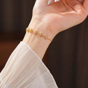 Vue détaillée d'un bracelet étoile en or 18 carats avec zircon sur le poignet d'une femme