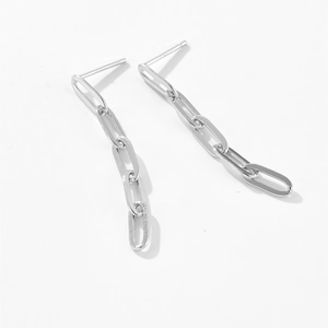 Détail de boucles d'oreilles chaîne en argent sterling S925 avec design de trombone épuré