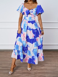 Dettagli del vestito a fiori bianco e blu con maniche a sbuffo e gonna a balze