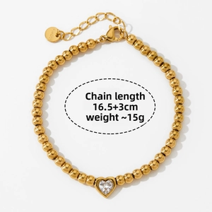 Dettaglio del bracciale a cuore con perle dorate con lunghezza 16,5+3 cm e chiusura