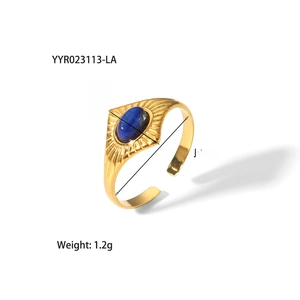 Détail d'une bague dorée ajustable avec lapis-lazuli ovale et gravure soleil radieux