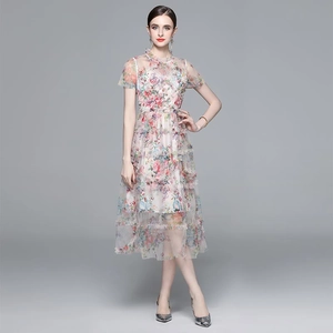 Robe midi élégante à fleurs en tulle avec col montant et manches courtes à volants