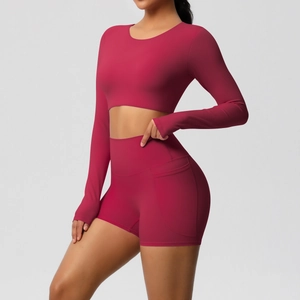Close-up van yoga shorts in diep perzikroze met functionele zijzak voor fitness