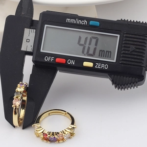Detalle que muestra el ancho de 4,0 mm del anillo dorado con circonitas de colores