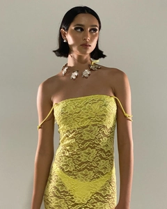 Detail der gelben Blumen-Spitze und Träger an einem figurbetonten Bodycon-Kleid