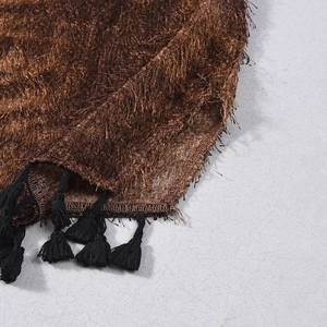 Λεπτομέρεια καφέ υφάσματος faux fur με μαύρα κρόσσια και φούντες στο φόρεμα