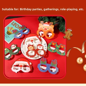 Détail des montures de lunettes de fête de Noël avec motifs Père Noël et renne