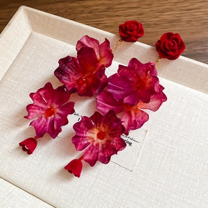 Böhmische Stoffblumen-Ohrringe in Rot und Lila für einen eleganten Urlaubs-Look