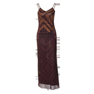 Détail de l'imprimé géométrique marron sur une robe longue à bretelles en tulle