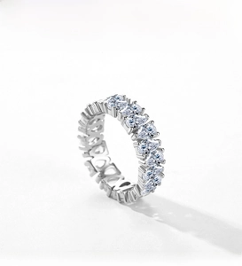 Gros plan d'une bague éternité en argent S925 avec zircons taille poire sur fond blanc
