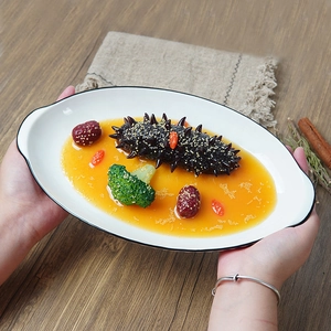 Modelo realista de pepino de mar con brócoli y salsa dorada en plato de cerámica
