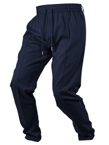 Detail der marineblauen Hose mit Kordelzug am Elastikbund und Bügelfalten vorne