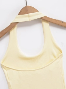 Détail du haut dos nu jaune clair montrant la texture en tricot côtelé et le tissu