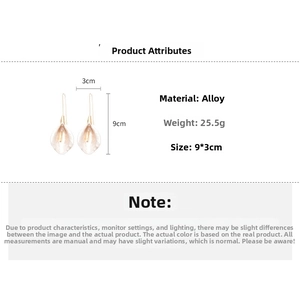 Détail de boucles d'oreilles calla lily en alliage blanc perle et finition dorée