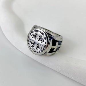 Vue macro détaillée de la bague croix en acier inoxydable vintage médaille Saint Benoît